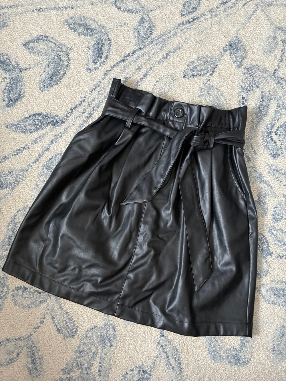 Kendall and Kylie Black Faux Leather Paperbag Waist Skirt —- Size Small